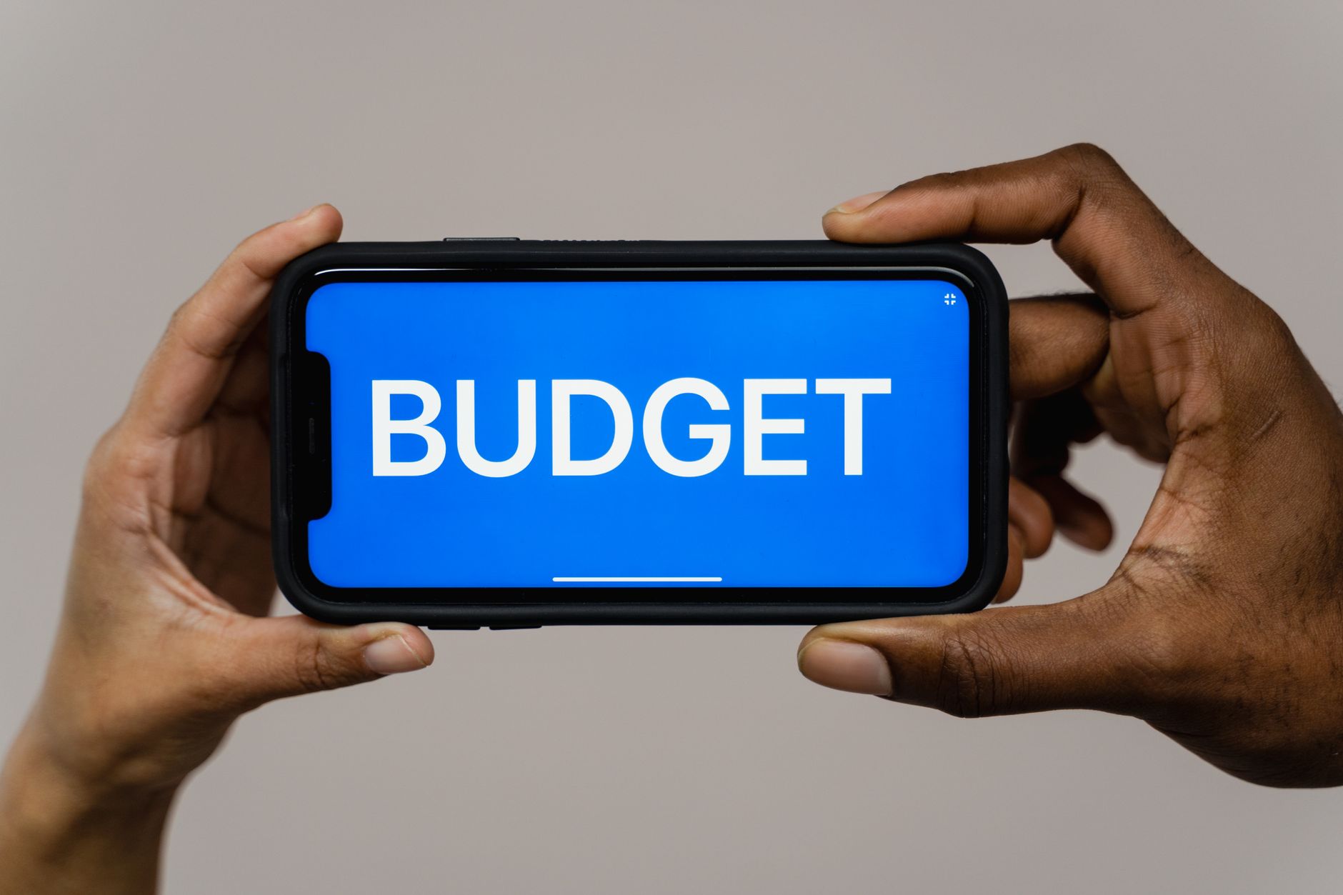 flagship vs budget smartphone